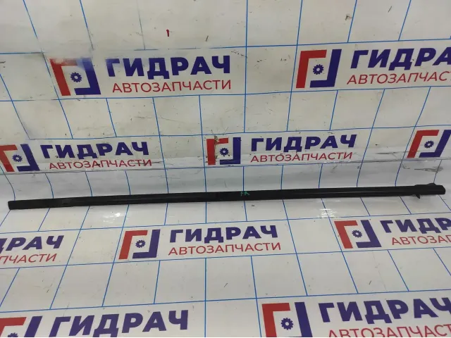 Накладка стекла двери передней правой Volkswagen Jetta (A6) 5C68374785AP.