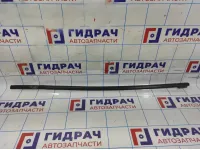 Накладка стекла двери передней левой Volkswagen Jetta (A6) 5C68374775AP.