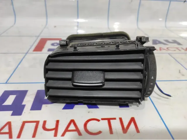 Дефлектор воздушный левый Volkswagen Jetta (A6) 5C6819703.