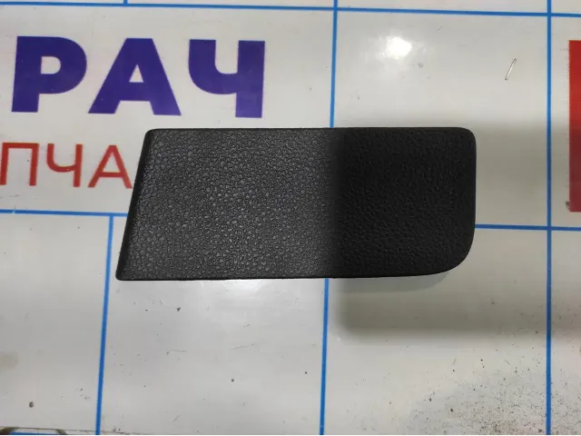 Накладка на консоль Volkswagen Jetta (A6) 5C6864229. В ящик.