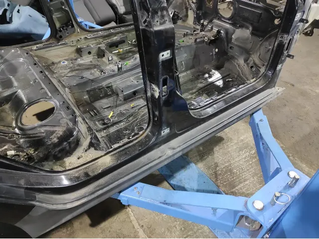 Порог со стойкой правый Volkswagen Jetta (A6) . Дефект.