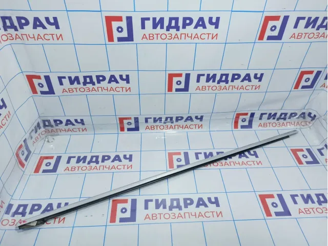 Накладка стекла переднего правого наружная Volkswagen Jetta (A6) 5C6837476C3Q7