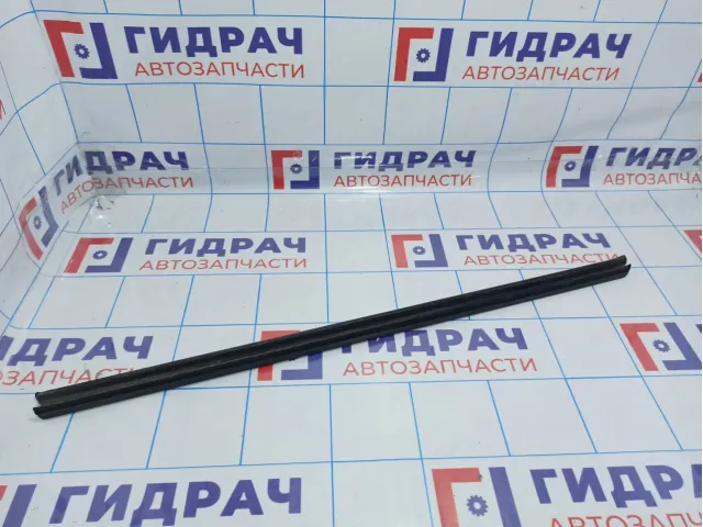 Уплотнитель стекла двери передней левой внутренний Volkswagen Jetta (A6) 5C68374795AP