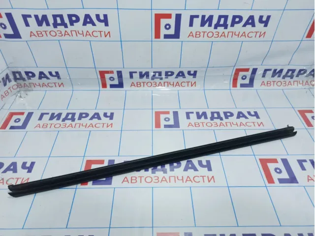Уплотнитель стекла двери передней правой внутренний Volkswagen Jetta (A6) 5C68374805AP