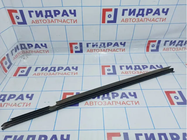 Уплотнитель стекла двери задней левой внутренний Volkswagen Jetta (A6) 5C68394795AP