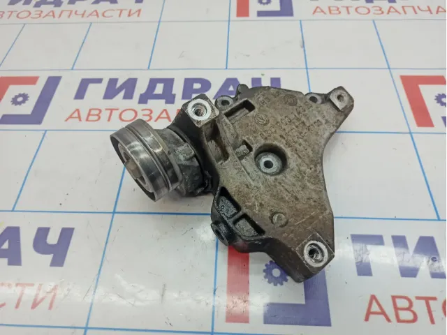 Кронштейн генератора Volkswagen Jetta (A6) 03C903143B