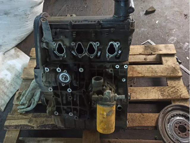 Двигатель Volkswagen Jetta 06A100098LX
