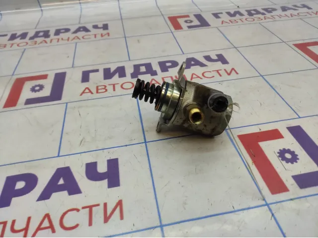 Насос (ТНВД) бензиновый Volkswagen Jetta (A6) 03C127026R.