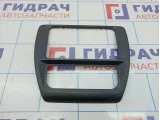 Рамка магнитолы Volkswagen Jetta (A6) 5C6858069D. Царапина.