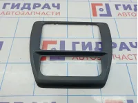 Рамка магнитолы Volkswagen Jetta (A6) 5C6858069D. Царапина.