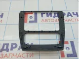 Рамка магнитолы Volkswagen Jetta (A6) 5C6858069D. Царапина.