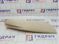 Обшивка стойки задней правый нижняя Volkswagen Jetta (A6) 5C686776695T. Потертость.