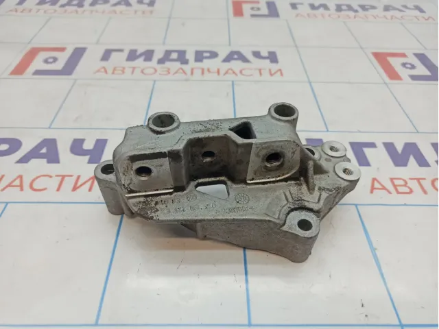Кронштейн двигателя правый Volkswagen Jetta (A6) 03F199275E.