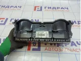 Панель приборов Volkswagen Jetta (A6) 5C6920874. Дефект.