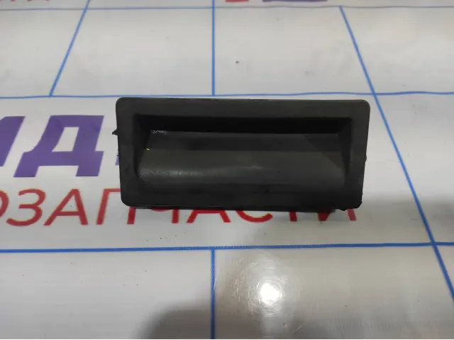 Кнопка открывания багажника Volkswagen Jetta (A6) 5N0827566T.