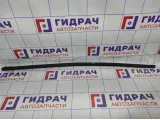 Накладка стекла двери передней левой Volkswagen Jetta (A6) 5C68374775AP.