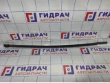 Накладка стекла двери передней левой Volkswagen Jetta (A6) 5C68374775AP.