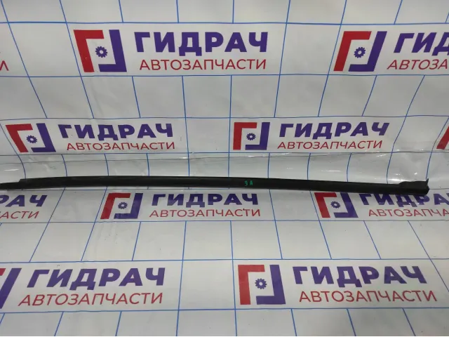 Накладка стекла двери задней левой Volkswagen Jetta (A6) 5C68394775AP.