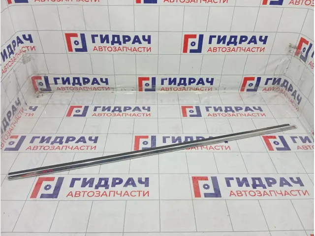 Накладка стекла переднего правого Volkswagen Passat 3B08374767Z7