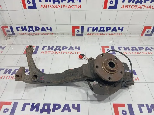Кулак поворотный передний левый Volkswagen Passat 8D0407257AM