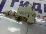 Активатор замка крышки бензобака Volkswagen Passat 3B0810773B