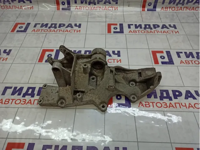 Кронштейн генератора Volkswagen Passat 06B903143N