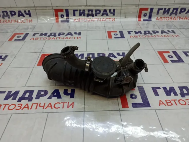 Патрубок воздушного фильтра Volkswagen Passat 058133356L