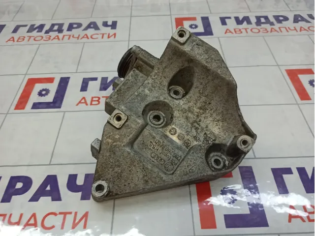 Кронштейн кондиционера Volkswagen Passat 06B260885D