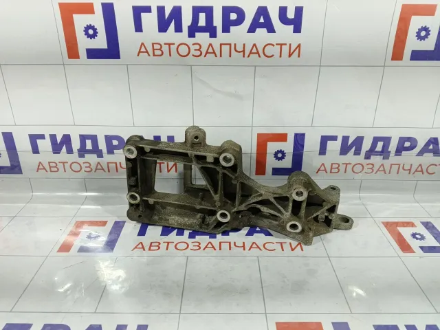 Кронштейн генератора Volkswagen Passat 06F903143E