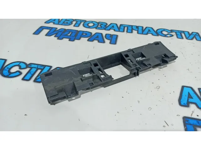 Кронштейн Volkswagen Passat B7 3AA857318C.