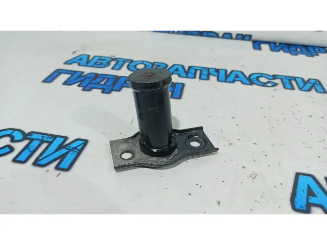 Кронштейн защиты картера правый Volkswagen Passat B7 3C0018966.