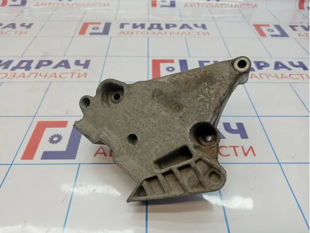 Кронштейн опоры двигателя Volkswagen Passat B6 06F199207Q.