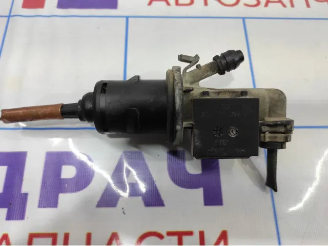 Цилиндр сцепления главный Volkswagen Passat B6 3C0721388E.