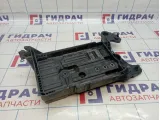 Крепление АКБ (корпус/подставка) Volkswagen Passat (B8) 5Q0915331K