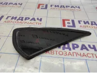 Стекло кузовное глухое правое Volkswagen Polo Sedan (Mk5) 6RU845298A. Дефект уплотнителя.