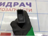 Кнопка открывания багажника Volkswagen Polo Sedan (Mk5) 1K0959831.