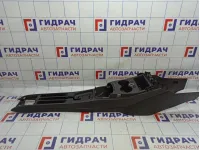 Консоль Volkswagen Polo Sedan (Mk5) 6RU863243B82V. Дефект креплений.Между сидений.
