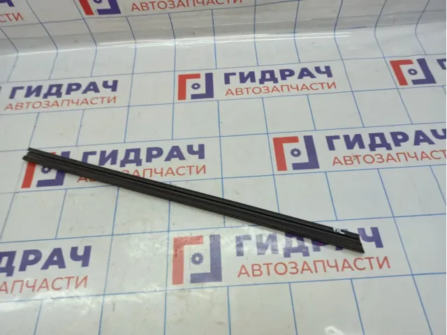 Уплотнитель стекла двери задней левой Volkswagen Polo Sedan (Mk5) 6RU8394795AP. Внутренний.