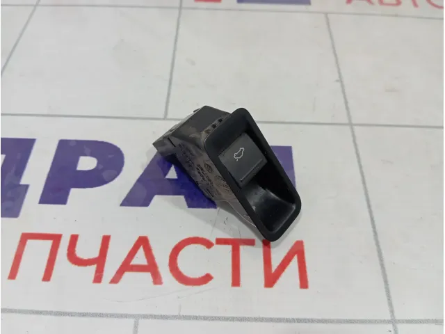 Кнопка открывания багажника Volkswagen Polo 1K0959831A