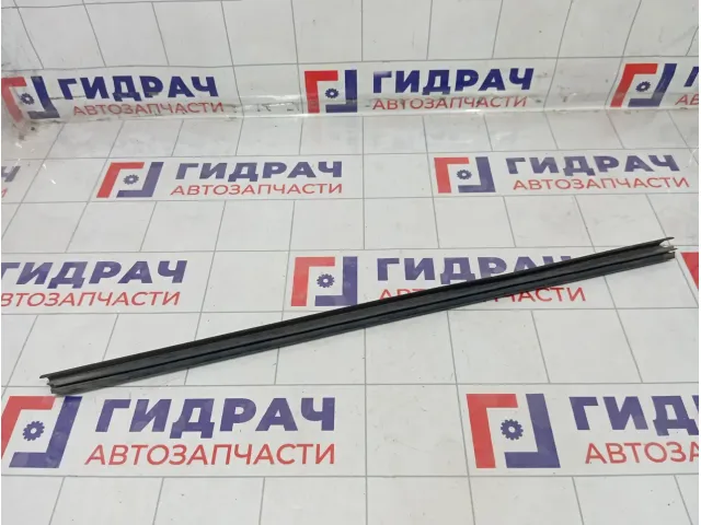 Уплотнитель стекла переднего правого Volkswagen Polo 6RU8374805AP