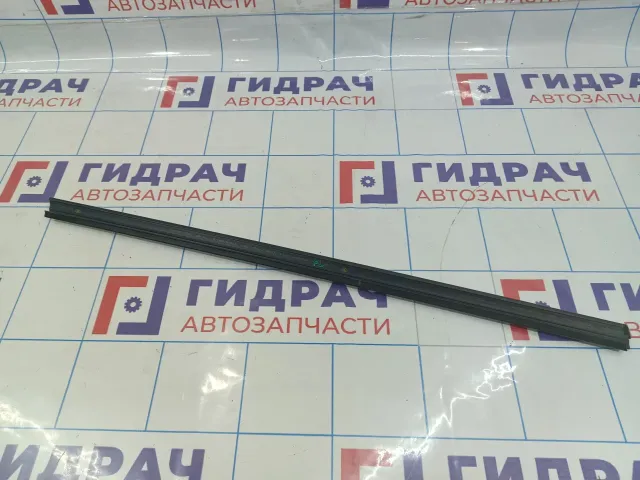 Уплотнитель стекла переднего левого Volkswagen Polo (Mk6) 5JA837479B