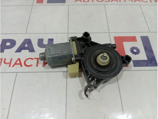 Моторчик стеклоподъемника передний левый Volkswagen Tiguan (Mk2) 5Q0959802B