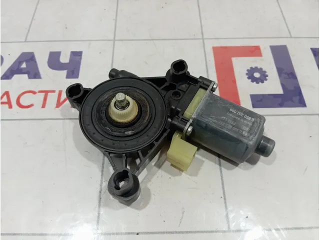 Моторчик стеклоподъемника передний правый Volkswagen Tiguan (Mk2) 5Q0959801B