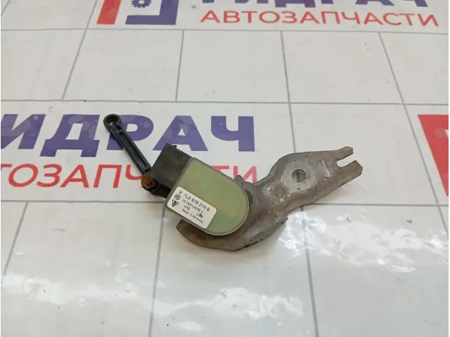 Датчик регулировки дорожного просвета передний правый Volkswagen Touareg 7L0616214B