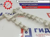 Кронштейн правый Volkswagen Touareg 7L0880672D. На обшивку стойки средней.