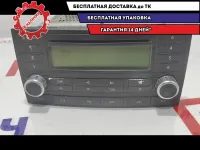 Магнитола Volkswagen Touareg 7L6035195A. Потертости, дефект экрана.