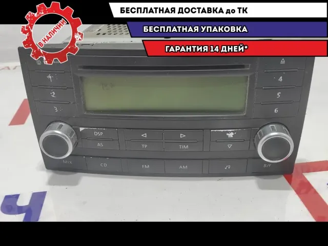 Магнитола Volkswagen Touareg 7L6035195A. Потертости, дефект экрана.