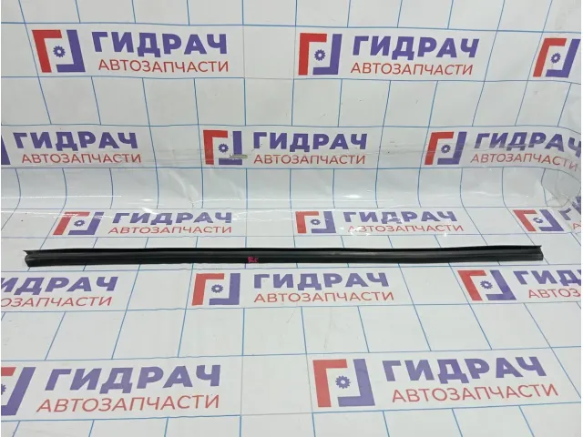 Уплотнитель стекла переднего правого Volvo C30 31218373