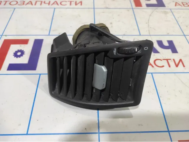 Дефлектор воздушный в торпедо левый Volvo XC90 39980447.