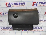 Бардачок Volvo XC90 3409421. Нет одного крючка защелки.